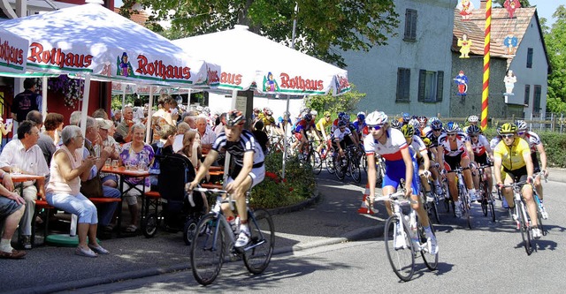 Genuss im Schatten, schweitreibender ...r Winzergenossenschaft in Leiselheim.   | Foto: Roland Vitt