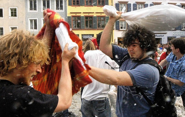 Und wer rumt danach auf? Flashmobber ...t forderte 1700 Euro Reinigungskosten.  | Foto: Thomas Kunz