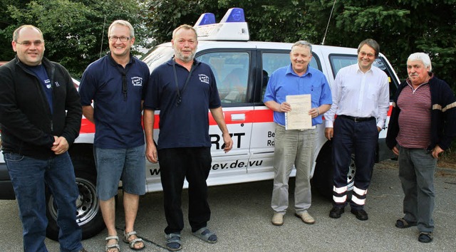 <Bildtext> Brendener Ortschaftsrte  u...rg</Bildtext> vor dem Notarztfahrzeug   | Foto: Denz