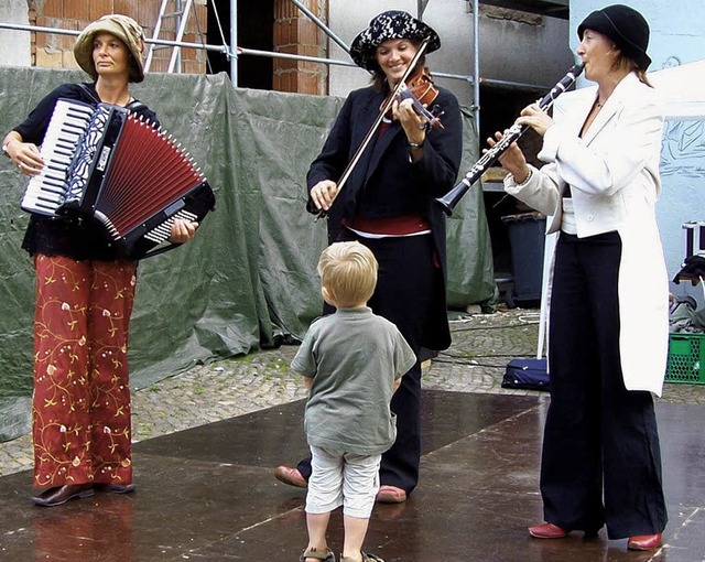 Das Trio &quot;Olga B.&quot; spielte an unterschiedlichen Stellen im Stdtle  | Foto: Karla Scherer