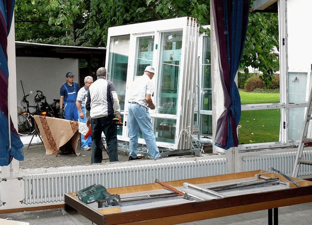 Fleiige Helfer bauen die neuen Fenster ein.   | Foto: Alfred Arbandt