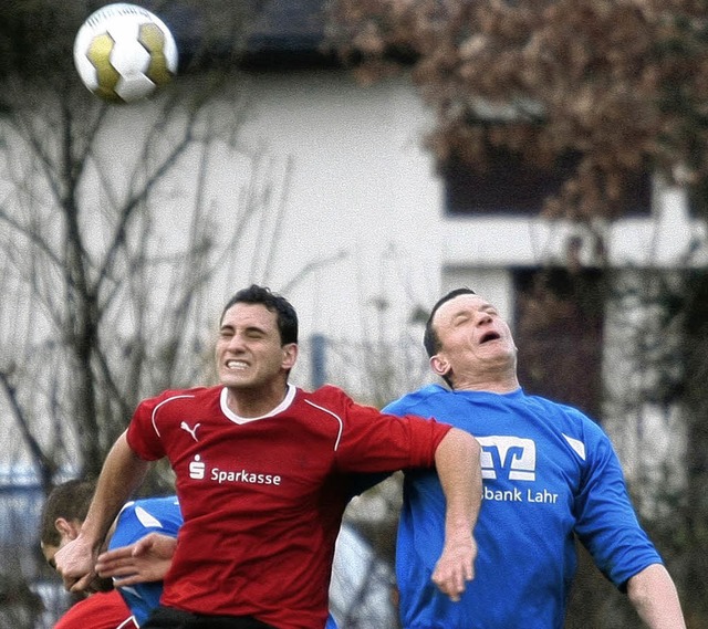 Lahrer Derby im Dezember 2008: Arif Em...  (LFV) im  Kampf um die Lufthoheit .   | Foto:  Peter Aukthun (A)