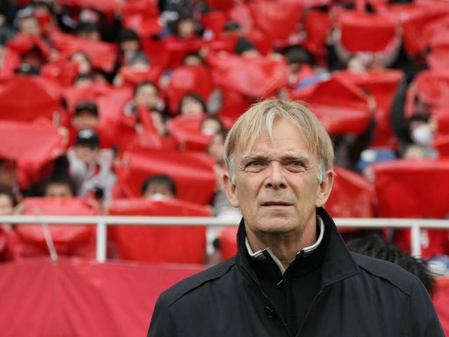 Volker Finke vor den Fans der Urawa Reds.  | Foto: imago sportfotodienst