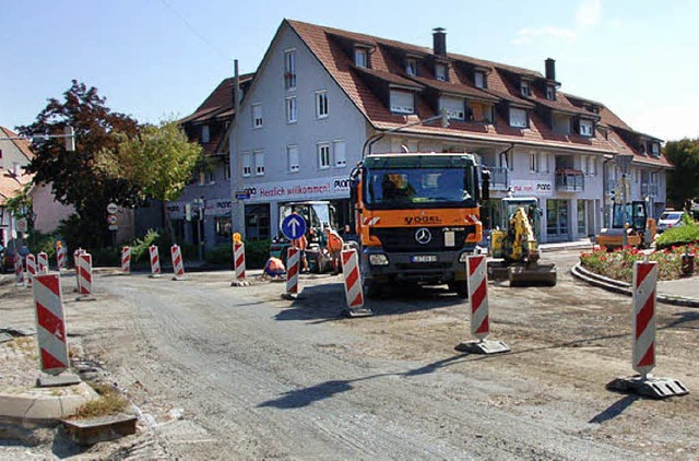 Der  alte Belag im Kreuzungsbereich ist schon abgefrst.   | Foto: SENF