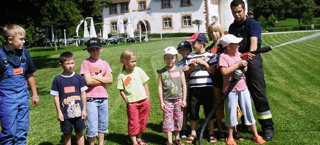 Wie ein Feuerwehrmann an der Spritze d...h die Kinder im Ferienprogramm fhlen.  | Foto: Johanna Hgg