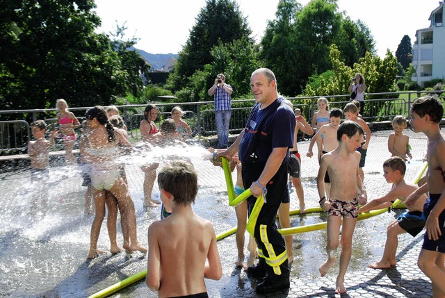 Und zum Schluss und als Belohnung gab&...em khlen Nass ausgelassen gespielt.    | Foto: Frank Hentschel/Feuerwehr Waldkirch