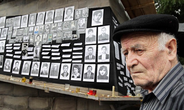 Ein Ossete gedenkt der Opfer des Krieges vor einem Jahr.   | Foto: DPA