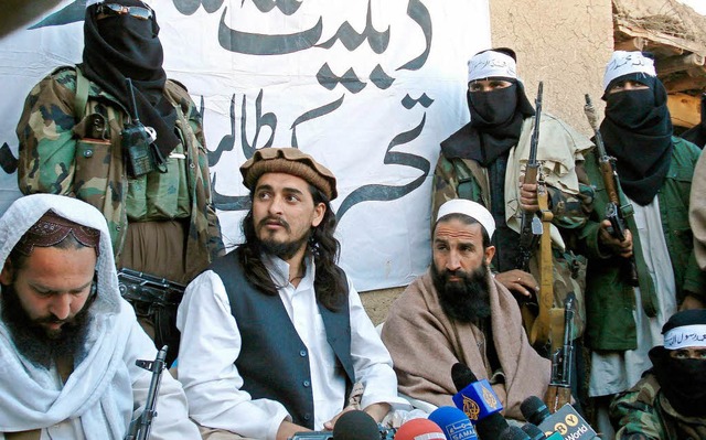 Rebellenfhrer Hakeemullah Mehsud (Mit...r verfgen ber eine Art Benimm-Fibel.  | Foto: dpa