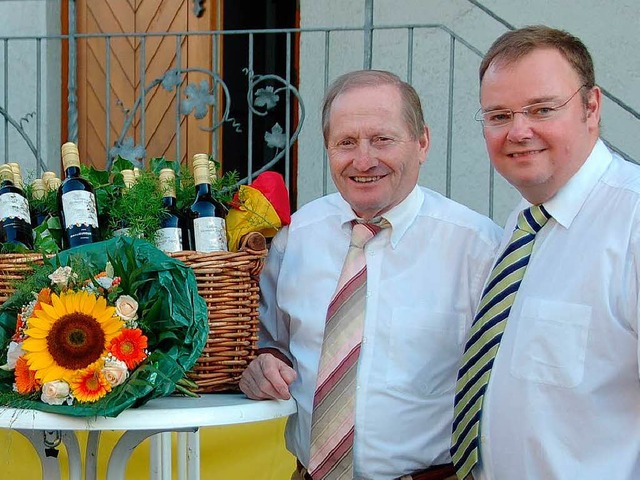 Wein verbindet: Brgermeister Heinz-Ru...s) mit seinem Vorgnger Hermann Jger.  | Foto: hans-jrgen trul