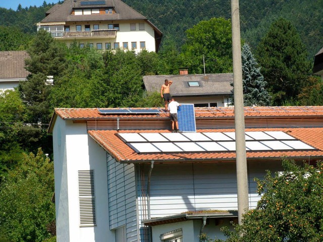 Auf dem Dach der Sporthalle in Eschbac...age und eine Solaranlage installiert.   | Foto: karlheinz Scherfling