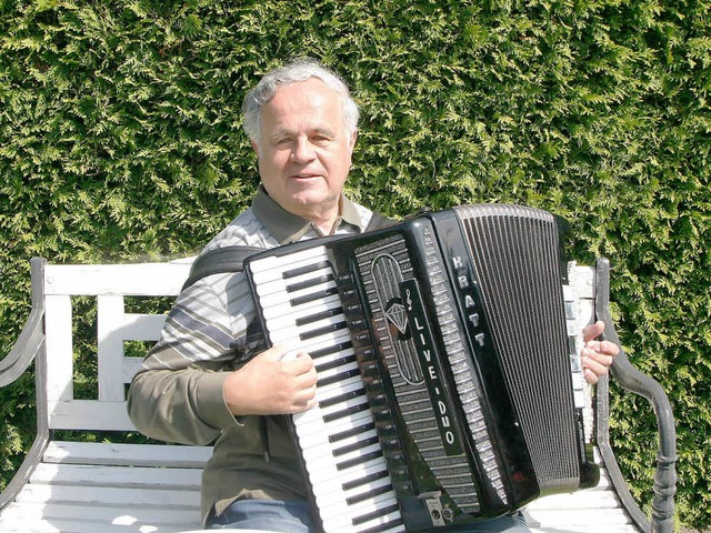 Das Akkordeon spielt er mit Leidenscha... in Alter von 35 Jahren erblindet ist.  | Foto: Heidi Foessel