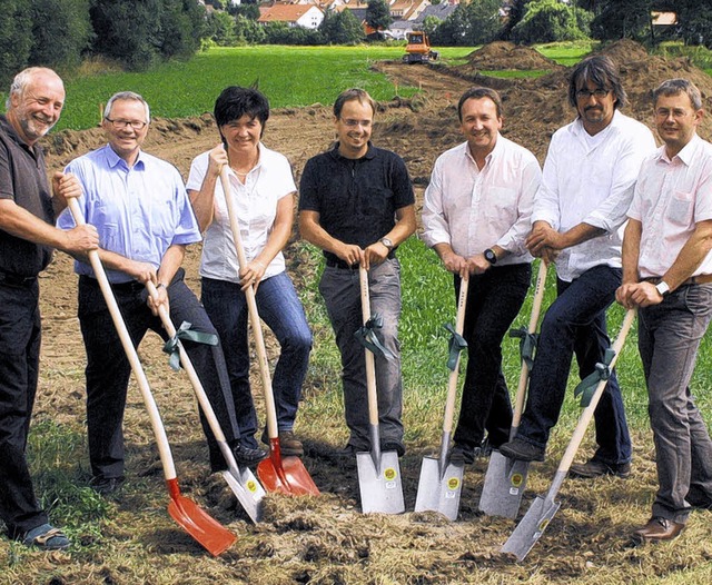 Mit einem symbolischen Spatenstich set...iten am  Brndbach offiziell in Gang.   | Foto: Maier