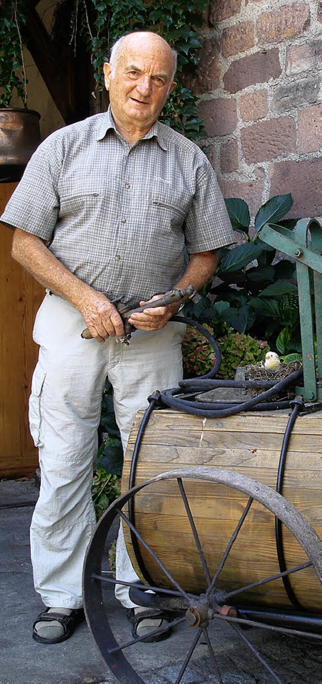 Erich Kchlin (mit einer alten Rebspritze) hat die Schau organisiert.   | Foto: B. Schmidt