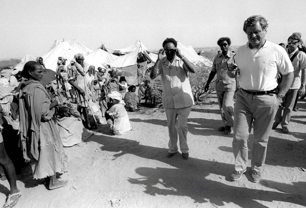 1984: Kennedy besucht whrend der Hungersnot ein Lager an der sudanesisch-thiopischen Grenze.
