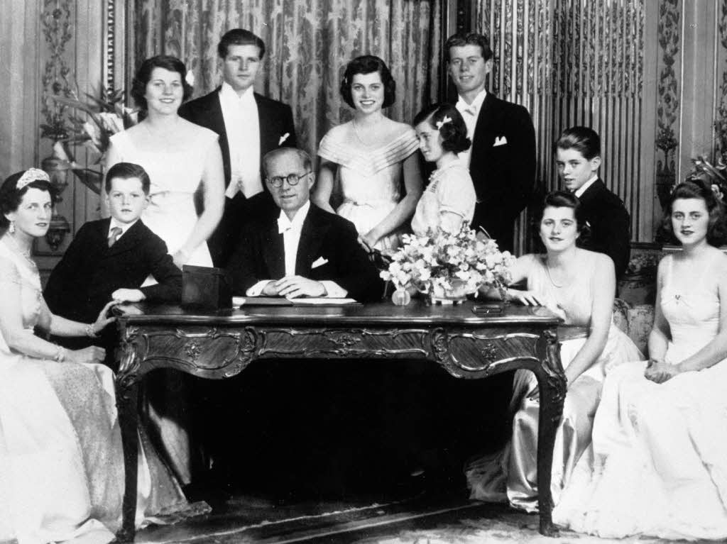 Das Familienfoto aus dem Jahr 1939 zeigt (l-r): Rose (Mutter), Edward, Rosemary, Joseph jr., Joseph (Vater), Eunice, Jean, John, Patricia, Robert und Kathleen