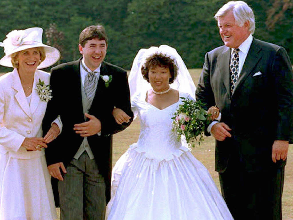 1995: Edward Kennedy (r) und seine Schwester Jean Kennedy Smith (l) posieren mit deren Adoptivtochter Kym Kennedy Smith und ihrem neuen Ehemann Alfie Tucker (2.v.l.)