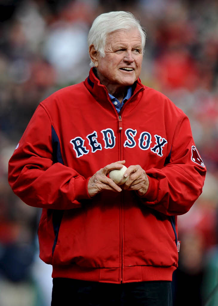 April 2009: Kennedy wirft den ersten Ball bei der Saisonerffnung der Boston Red Sox.