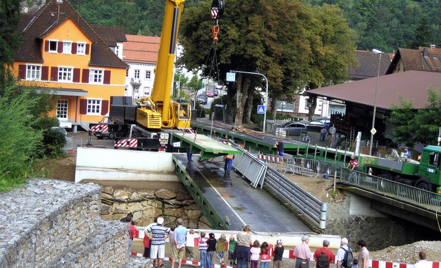 Der Bau der Teilortsumfahrung B 294 in...ehelfsbrcke ber die Elz installiert.  | Foto: Thomas Steimer