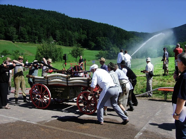 Wasser marsch: Wenn der Pfarrer und de...  miteinander um die Wette spritzten.   | Foto: Wolfgang Meyer