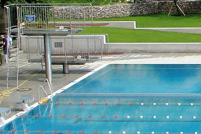 19-Jähriger verletzt sich im Schwimmbad