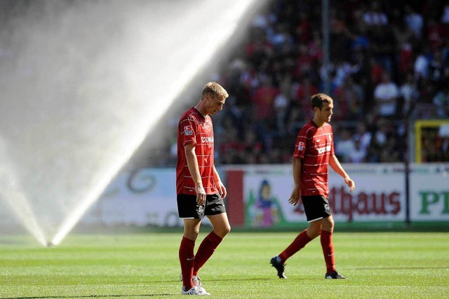 Noch steht dem SC Freiburg das Wasser ...zum 31. August hat der Club noch Zeit.  | Foto: ddp