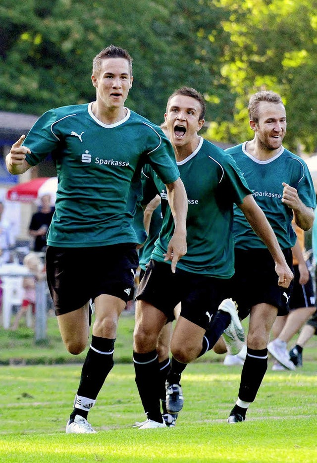 Andreas Zuska, Artur Gro und Martin S...Spvgg. Lahr bejubeln die 1:0-Fhrung.   | Foto:  Wolfgang Knstle