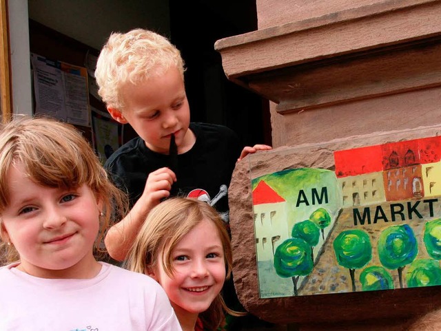 Auch die Kinder hatten Spa an den neu...ngangstafeln am Kindergarten am Markt.  | Foto: Marlies Jung-Knoblich