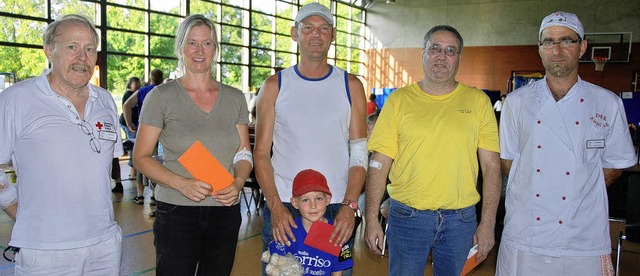 Blutspenderehrung in Riegel: Von links... und Georg Iber sowie Daniel Bchlin.   | Foto: Roland Vitt