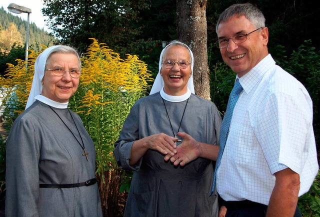 <Bildtext>Schwester Maria Linda (links...en neuen Aufgaben entgegen.</Bildtext>  | Foto: Eva Korinth