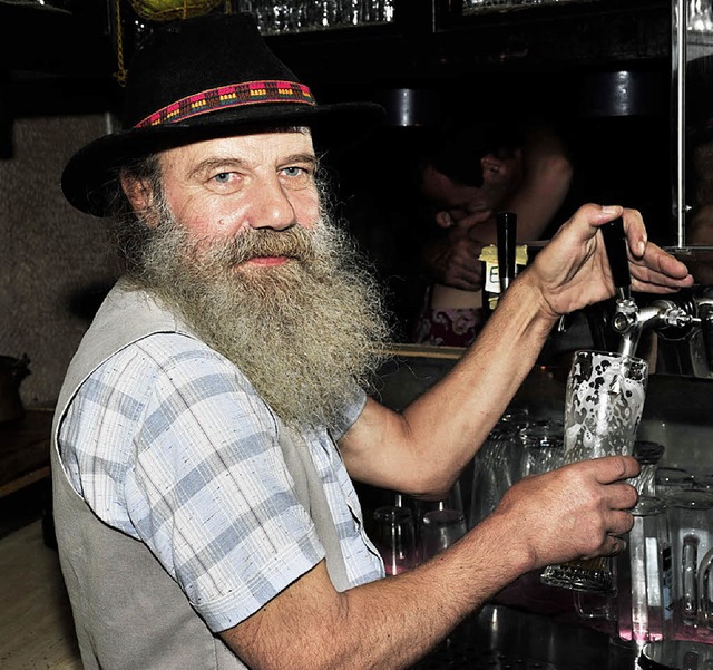 Zapft am Samstag das letzte Bier im &#... Kultwirt &#8222;Hppy&#8220; Obrecht   | Foto: Dieter Erggelet
