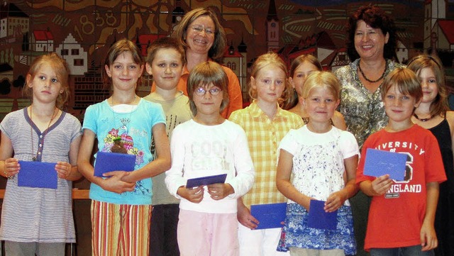 Die prmierten Schlerinnen und Schle...a Bauernfeind vom Schulfrderverein.    | Foto: h. david