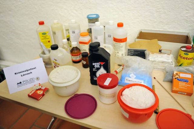 Die von der Polizei sichergestellten Chemikalien.  | Foto: dpa