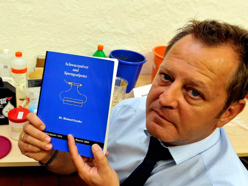 Kriminalhautkommissar Jrgen Winkler prsentiert ein Handbuch zur Herstellung von Schwarzpulver, das bei dem Weiler gefunden wurde.
