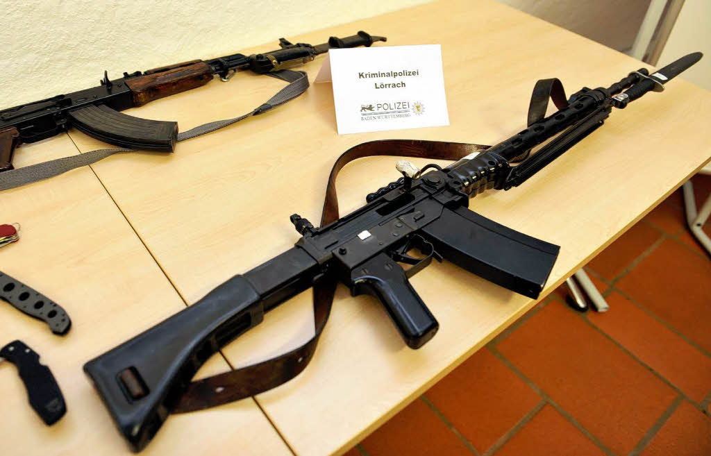 Verschiedene Waffen liegen  whrend der  Pressekonferenz in der Polizeidirektion in Lrrach auf einem Tisch.