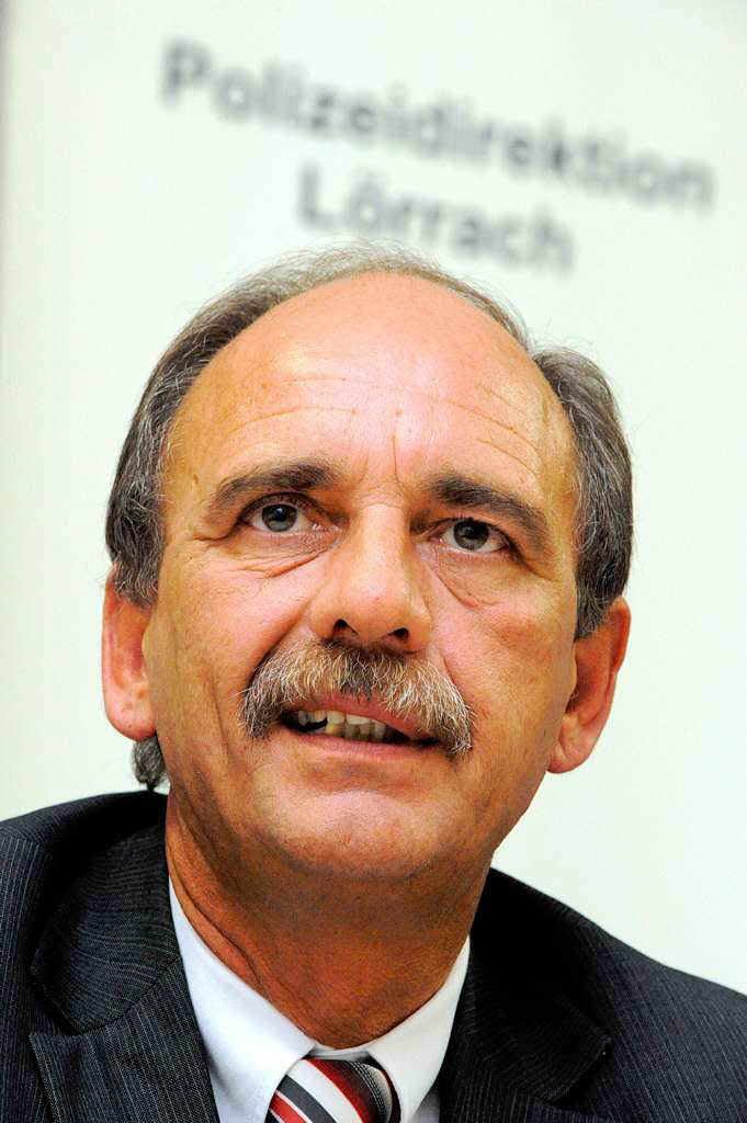 Engelbert Brstle, Leiter der Kriminalpolizei in Lrrach, bei der  Pressekonferenz.