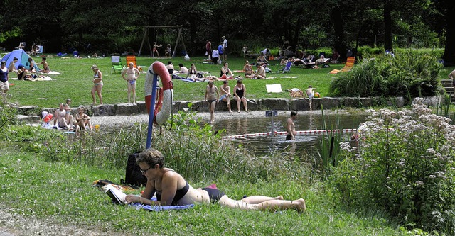 Das Naturbad bietet Schwimmspa in rei...autuschlgen bei Badenden zu kmpfen.   | Foto: Volker Mnch