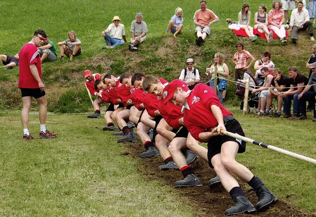 Die Tauziehfreunde Bllen mit Coach St...ieden, sind wieder Deutscher Meister.   | Foto: Ulrike Jger