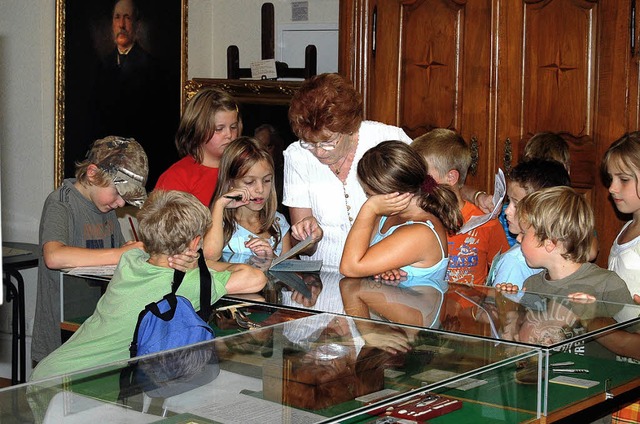 Genau hinschauen muss ein Detektiv. Er...opfheimer Kinderferienprogramms fest.   | Foto: Edgar Steinfelder