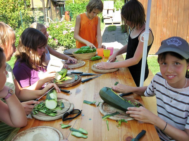 Und den Salat machten die Kinder auch selber.   | Foto: Verein