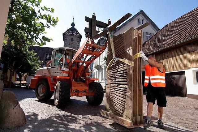 Internationale Bildhauerkunst vor idyllischer Kleinstadtkulisse