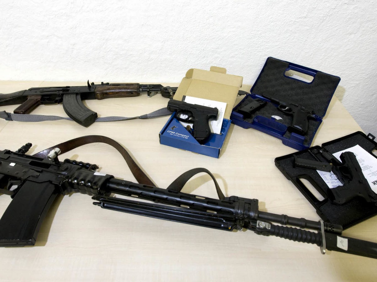Bei dem Verhafteten gefunden: eine Schweizer Sturmgewehr (vorn), eine nicht funktionsfhige Kalaschnikow (hinten) und drei Pistolen.