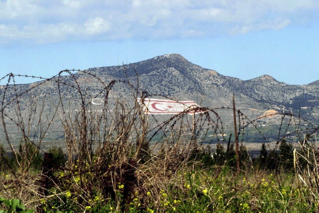 Schne Insel, hssliche Grenze: Stache...nahe der geteilten Hauptstadt Nicosia   | Foto: AFP
