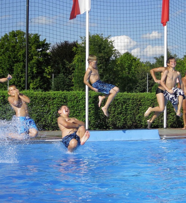 Welch ein Spa &#8211; mit einer Arsch...ichst hohe Wasserplatscher  erzeugen.   | Foto: jan labusga