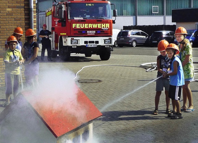 Tchtig spritzen, wenn es brennt   | Foto: Dieter Fink