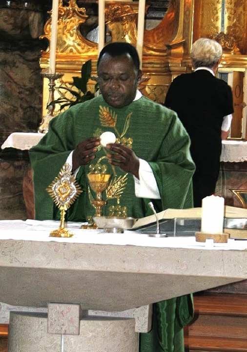 Pfarrer Benedikt Oparaugo aus Nigerie ...it Gottenheim, wie hier in Btzingen.   | Foto: h. david