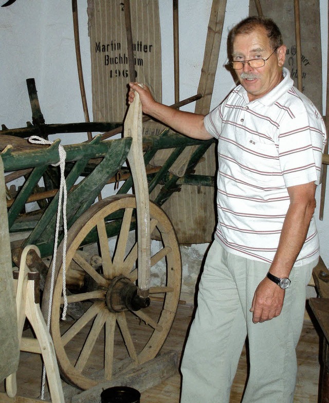 Josef Ritter zeigt es im Marcher Heima...dem Leiterwagen Stabilitt verliehen.   | Foto: barbara schmidt