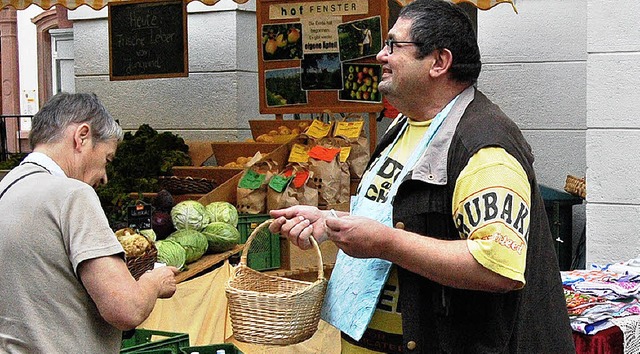 Fr die AWO Schopfheim legt sich Kurt ...rbchen Lose fr einen sozialen Zweck.  | Foto: Edgar Steinfelder