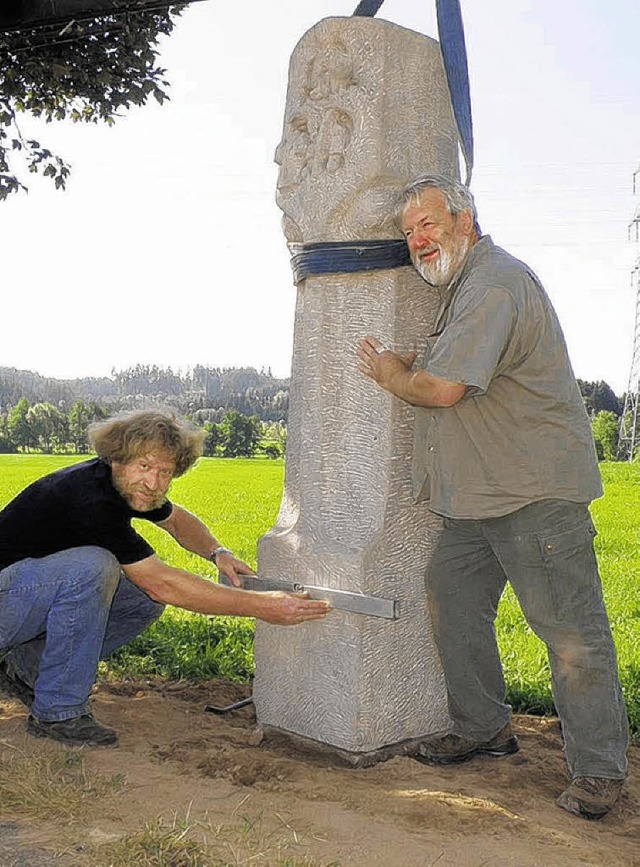 Peter Marx und Bernhard Wintermantel  versetzten die Jakobus-Statue.   | Foto: BZ