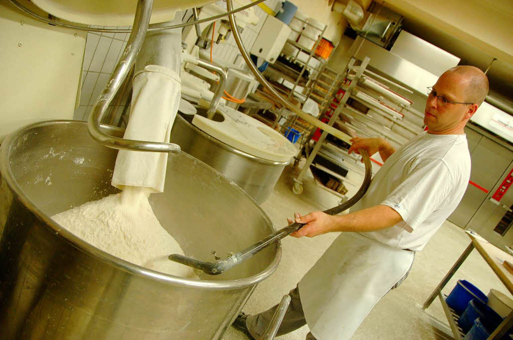 … und ab damit in die Knetmaschine … und ab damit in die Knetmaschine