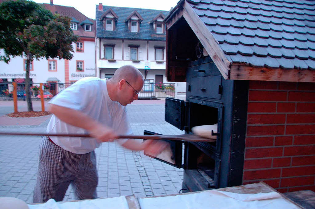 Immer freitags gibt es Holzofenbrot Immer freitags gibt es Holzofenbrot